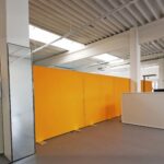 Akustische Trennwand zur Verbesserung der Raumakustik in einem Großraumbüro