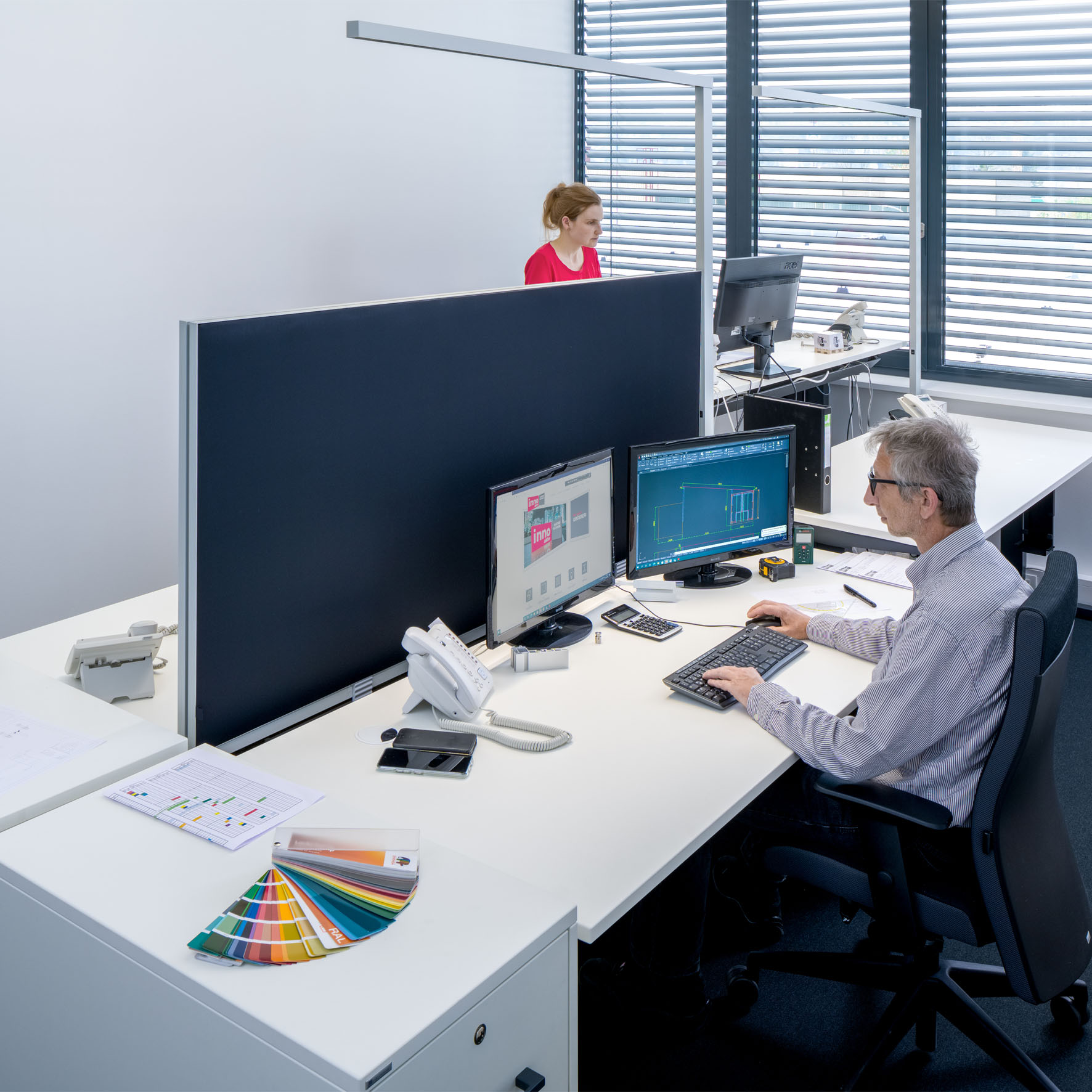 KLemmbare Akustik-Trennwand zwischen zwei Schreibtischen