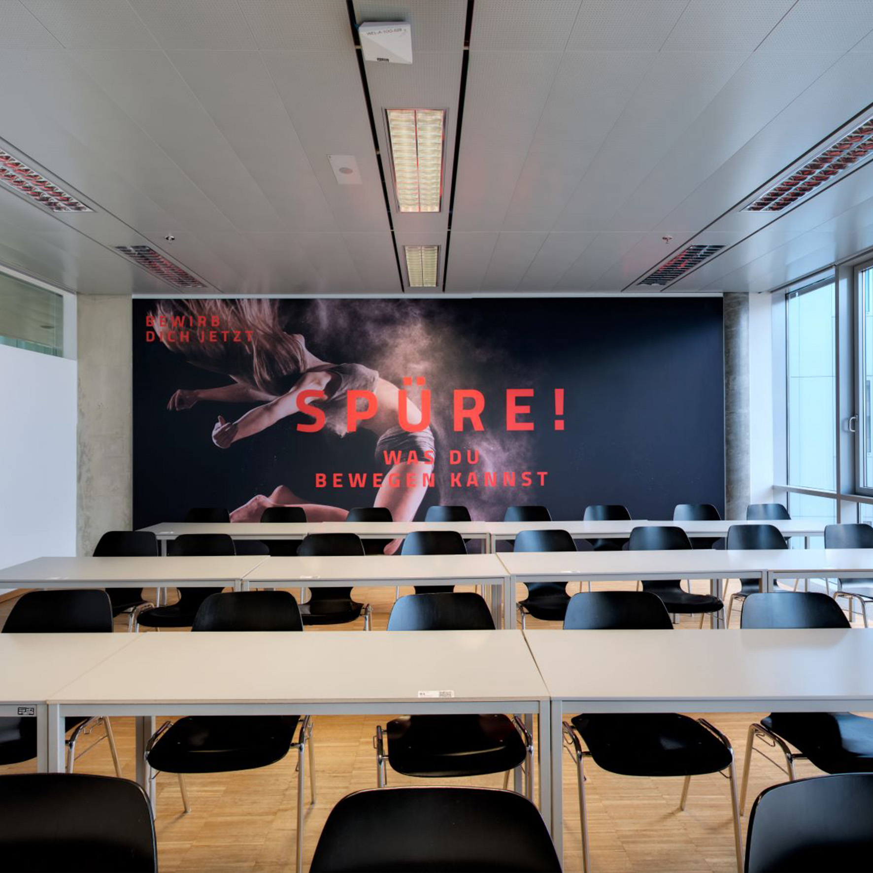 Bedruckte Wandbespannung mit Akustikstoff als Gestaltungselement im Konferenzraum
