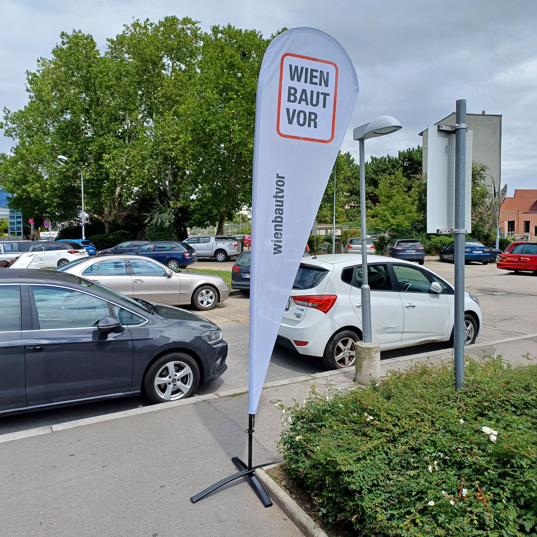 Beachflag Drop im Wind aufgestellt