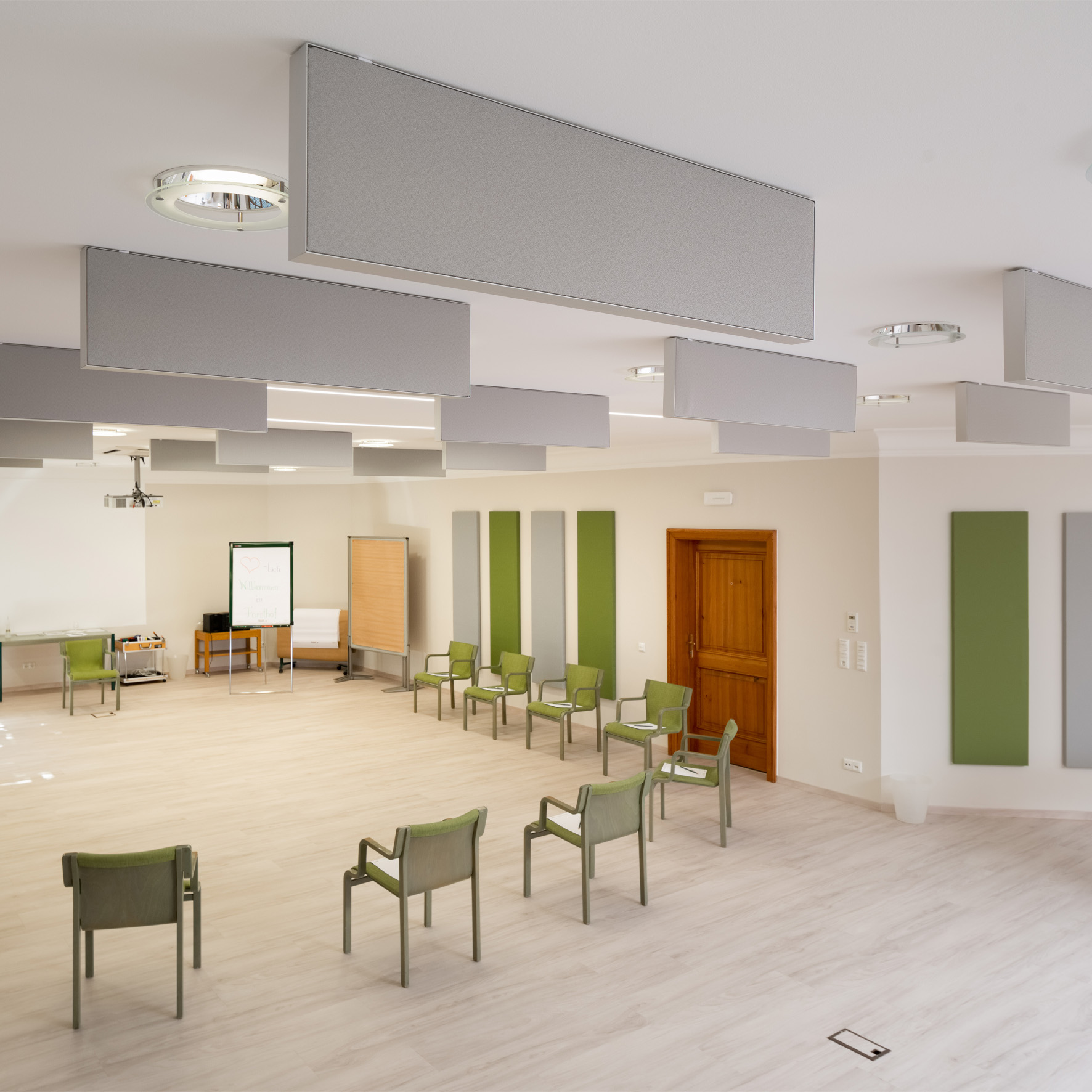 Akustik-Deckenbaffel in hellgrau mit schallabsorbierender Oberfläche