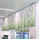 Deckenabhängung bedruckt für eine bessere Raumakustik