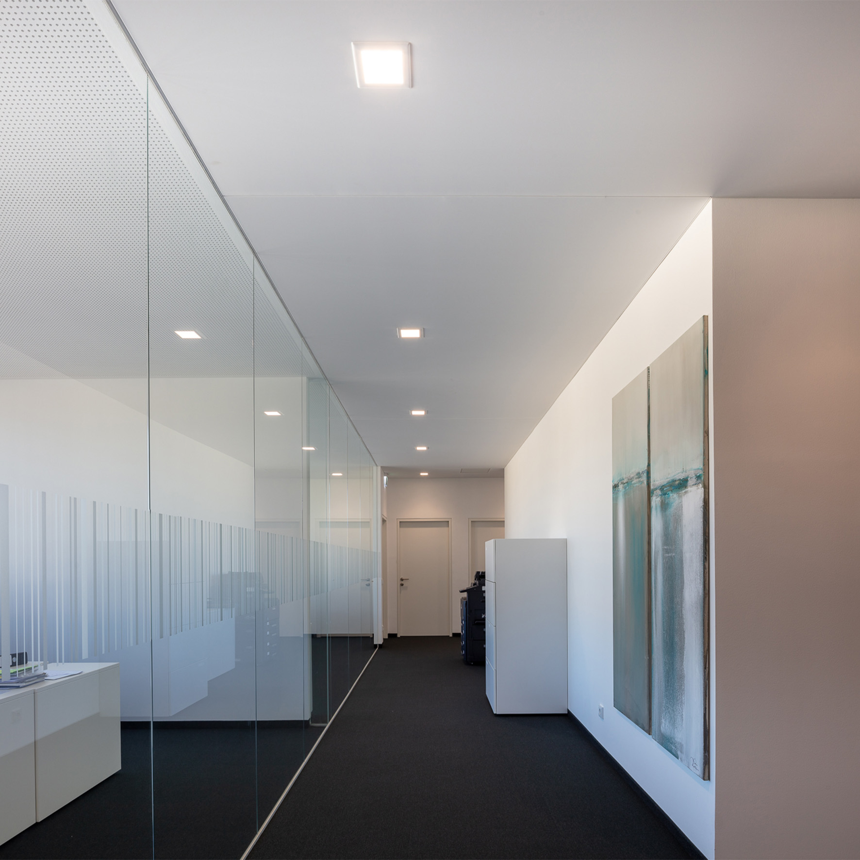 Vollflächige Akustik-Deckenbespannung in modernem Büro zur Schallabsorption