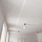 Fugenlose Deckenbespannung für optimierte Raumakustik mit integrierter Beleuchtung