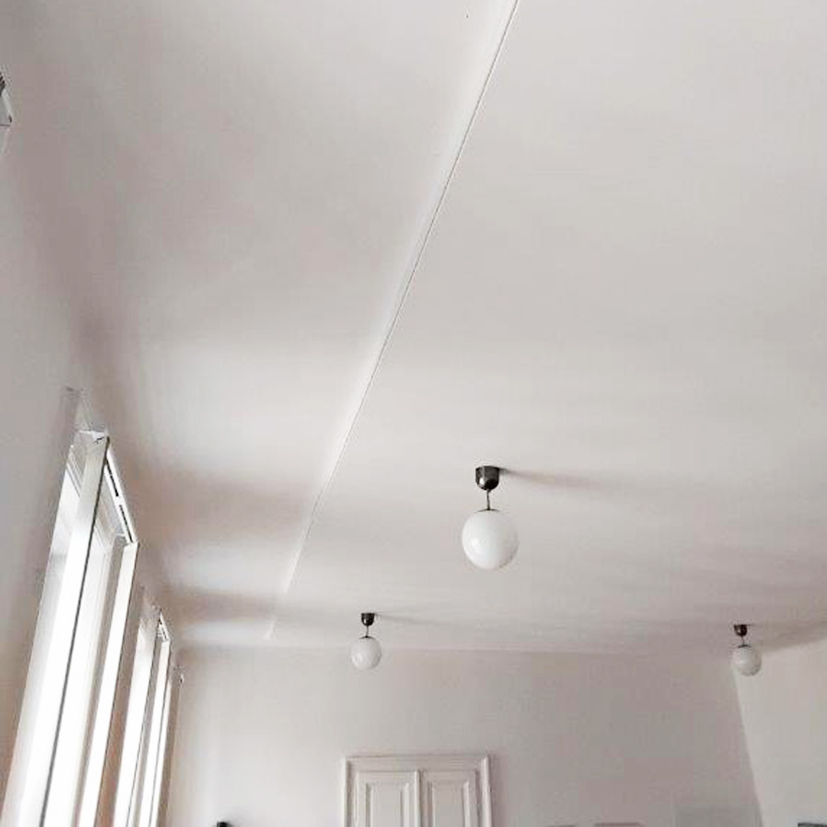 Fugenlose Deckenbespannung für optimierte Raumakustik mit integrierter Beleuchtung