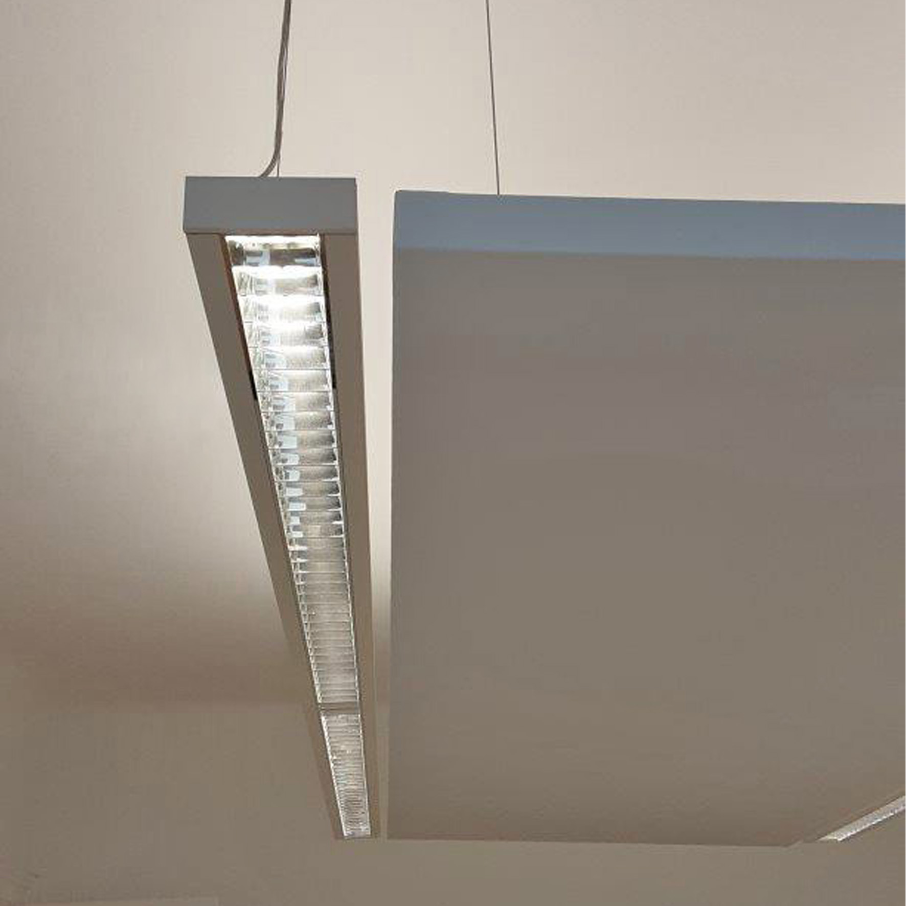 Abgehängtes Akustik Deckenpaneel mit Raumbeleuchtung kombiniert