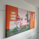 Nahaufnahme eines bedruckten Akustikelements als Wandgestaltung