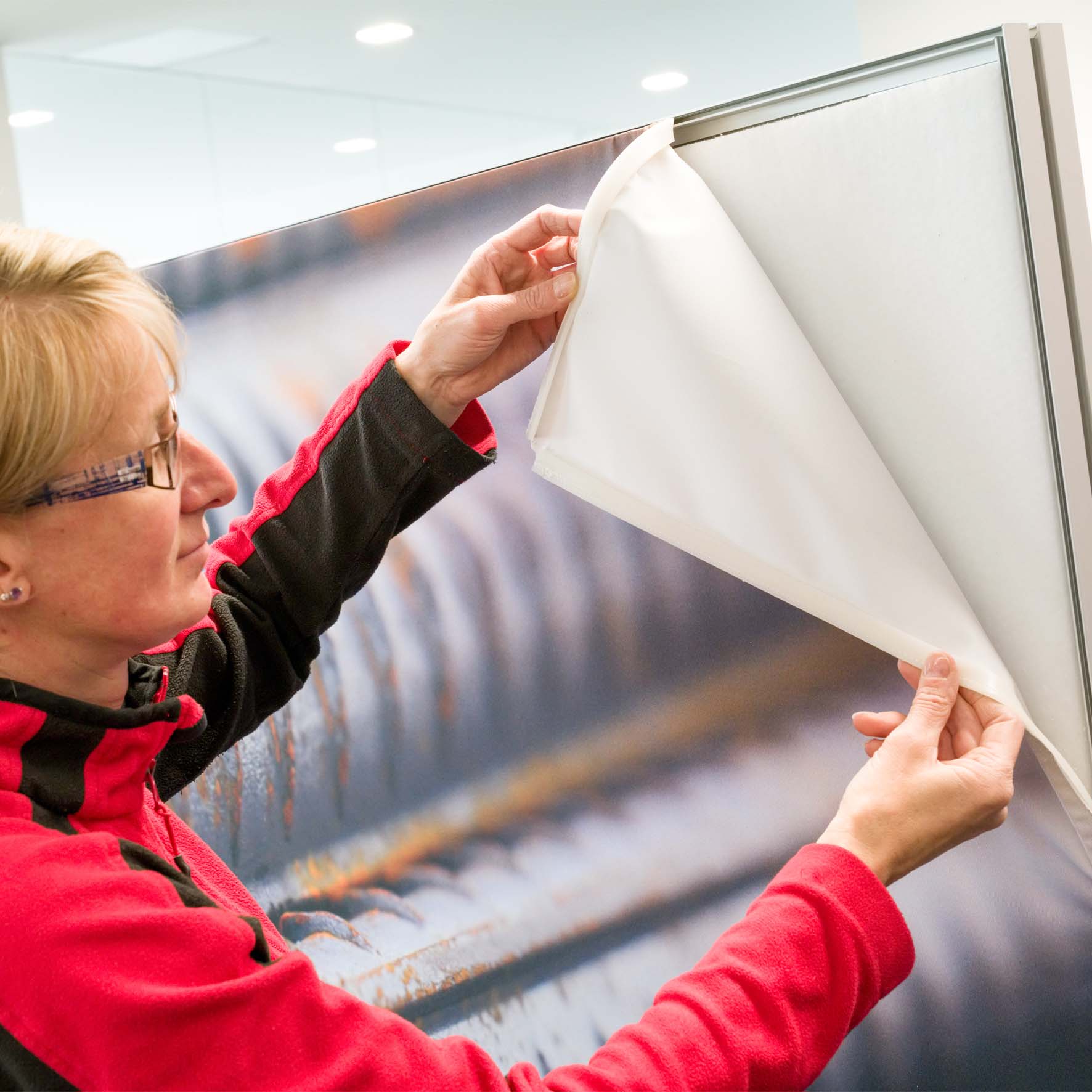 Detailansicht eines Akustik-Raumteilers mit Flachkeder zum einfachen wechseln des Textildrucks