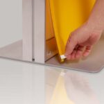 Detailaufnahme eines Akustikpaneels mit Flachkeder