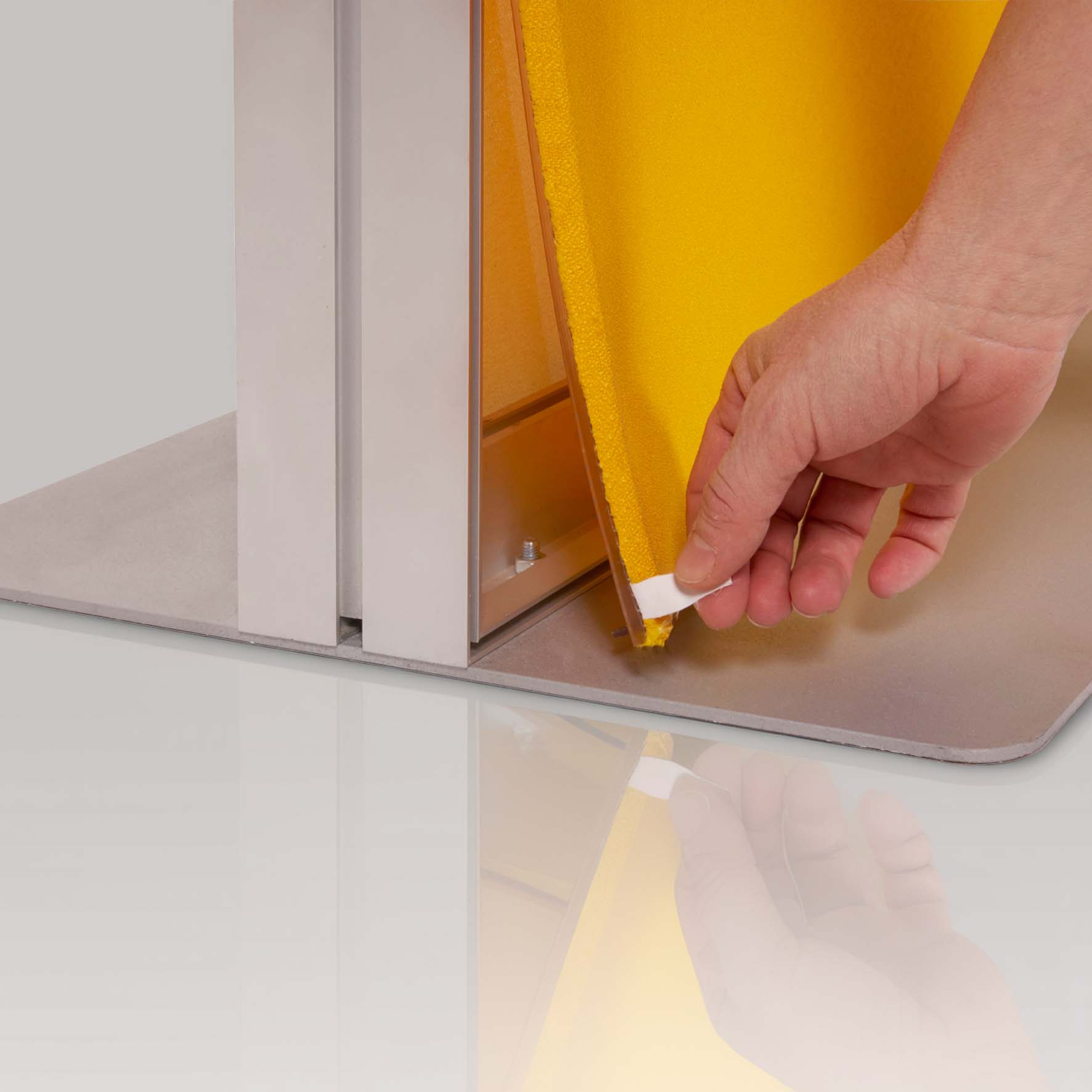 Detailaufnahme eines Akustikpaneels mit Flachkeder