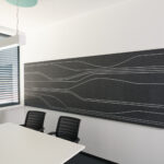 EchoCoustic Wandpaneel mit eingearbeiteten Linienstrukturen zur Schallabsorption