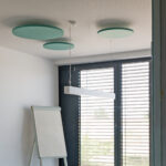 Deckenpaneele aus EchoBoard in hellem türkis zur Lärmreduzierung in Konferenzräumen