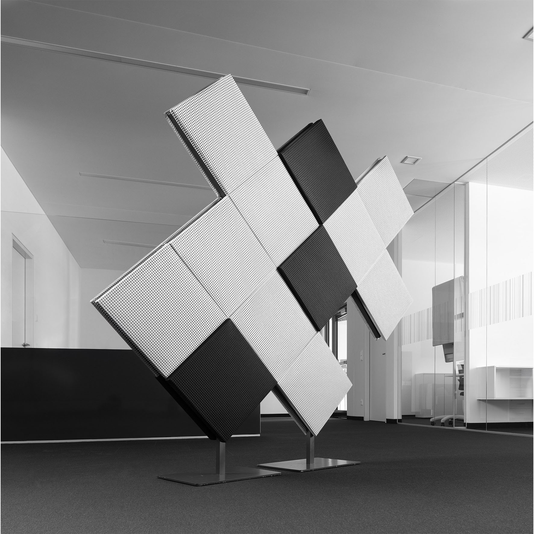 Mobiler Akustik-Raumteiler in grauem und schwarzem Stoff zur Reduzierung von Lärm und Echo