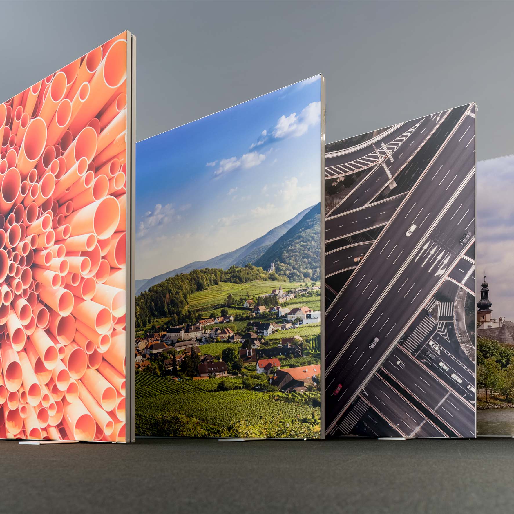 Bedruckter Akustik-Raumteiler mit individuellem Motiv als dekorative Stellwand