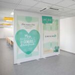 Moderner Akustik-Raumteiler als flexible Stellwand im Büro zur Schallabsorption