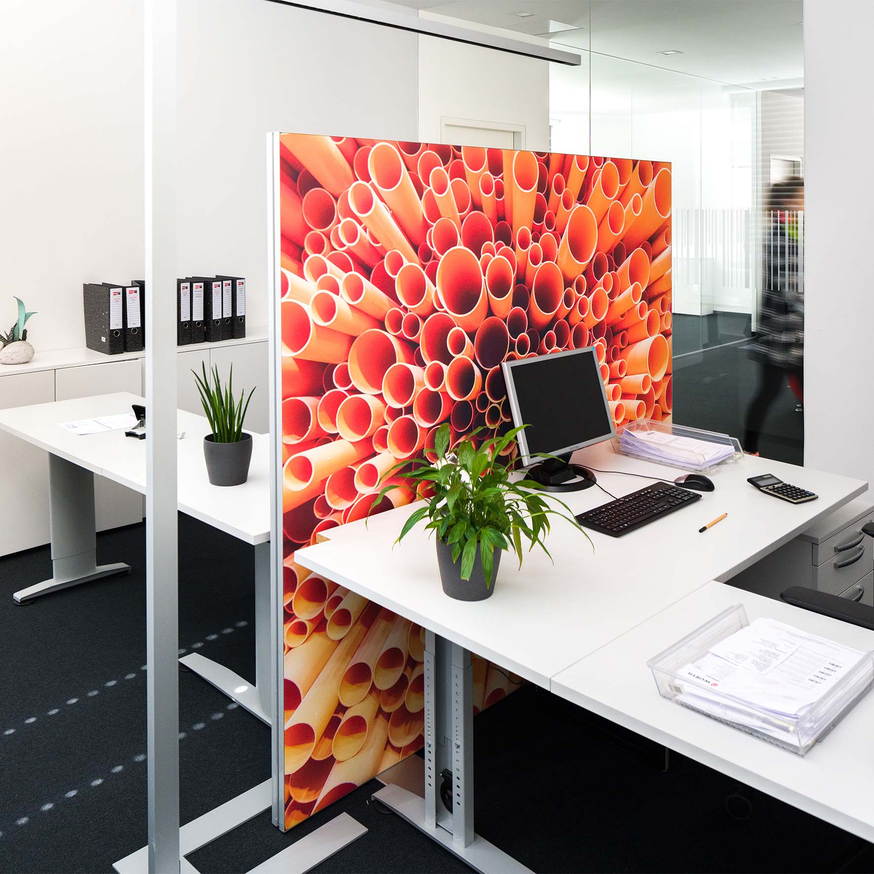 Farbig bedruckter Akustik-Raumteiler als Raumgestaltungselement in modernem Büro