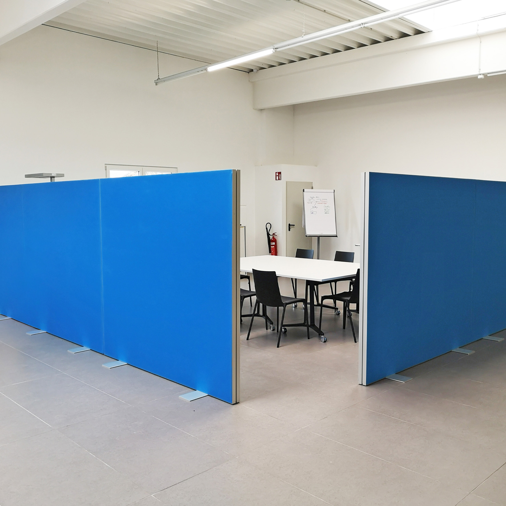 blaue Akustik-Raumteiler im Großraumbüro zur Schallabsorption