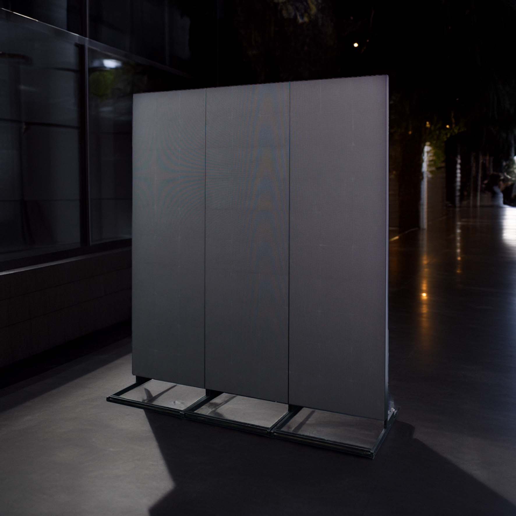 Totem Kombi Set bestehend aus 3 aneinander gereihte Totems im ausgeschaltetem Zustand