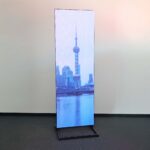 Elegantes Digital Signage Totem mit brillanter LED-Anzeige
