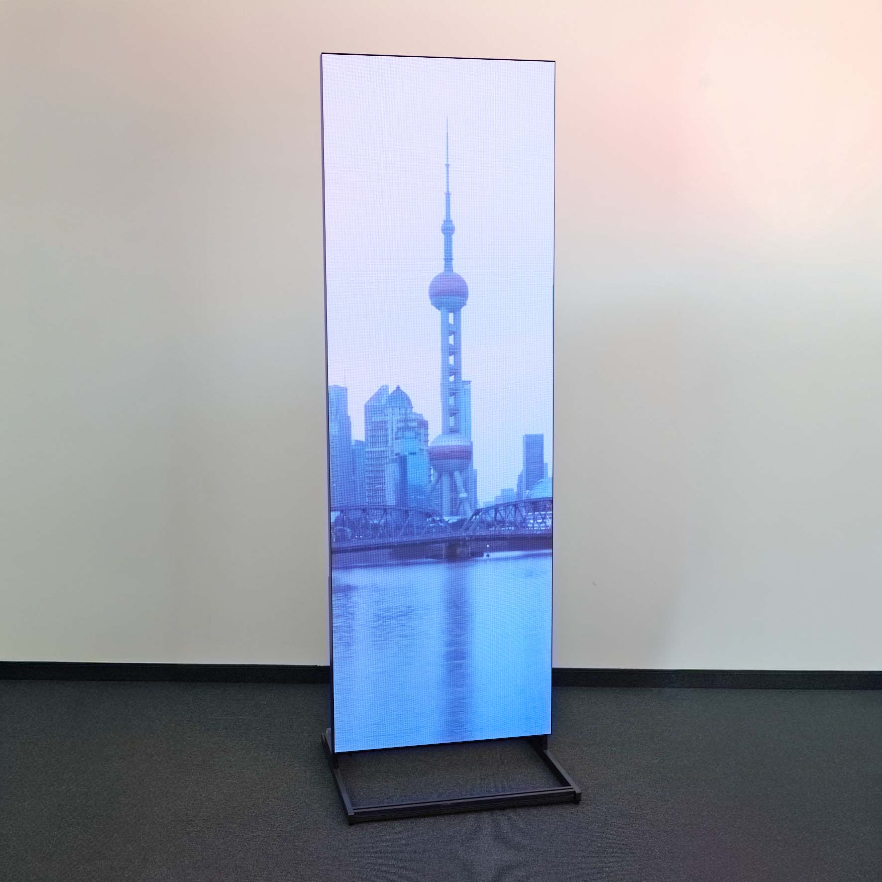Elegantes Digital Signage Totem mit brillanter LED-Anzeige