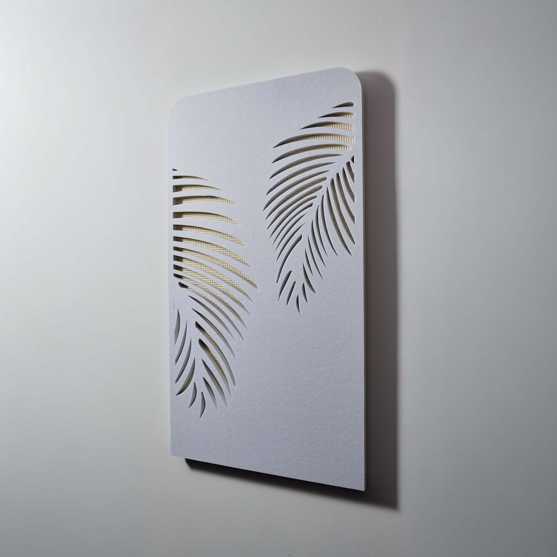 Echo Board Akustik Wandpaneel mit Ausschnitten hinterlegt mit gelben Akustikstoff