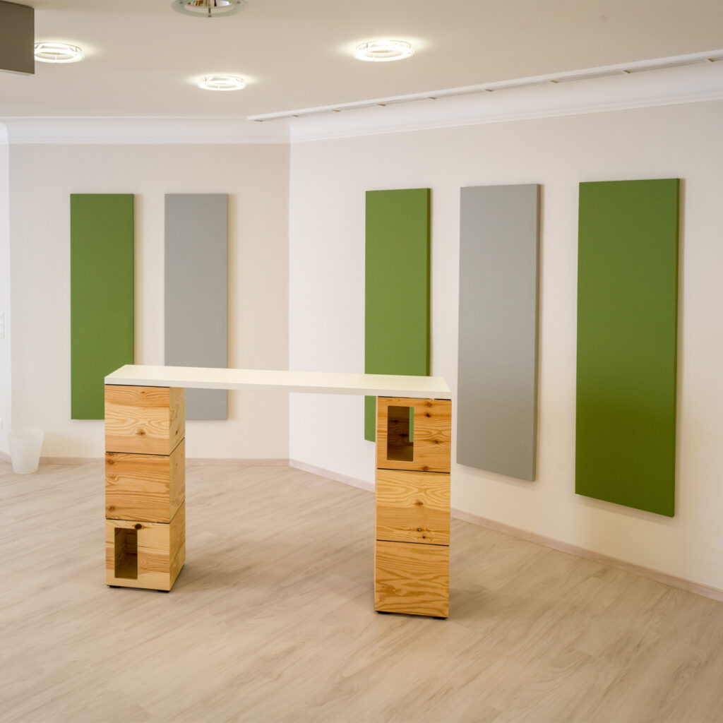 Farbige Akustik-Wandpaneel als dekoratives Schallschutzelement