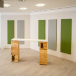 Farbige Akustik-Wandpaneel als dekoratives Schallschutzelement