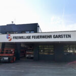 Fassade mit großformatigen Acrylbuchstaben als Schriftzug