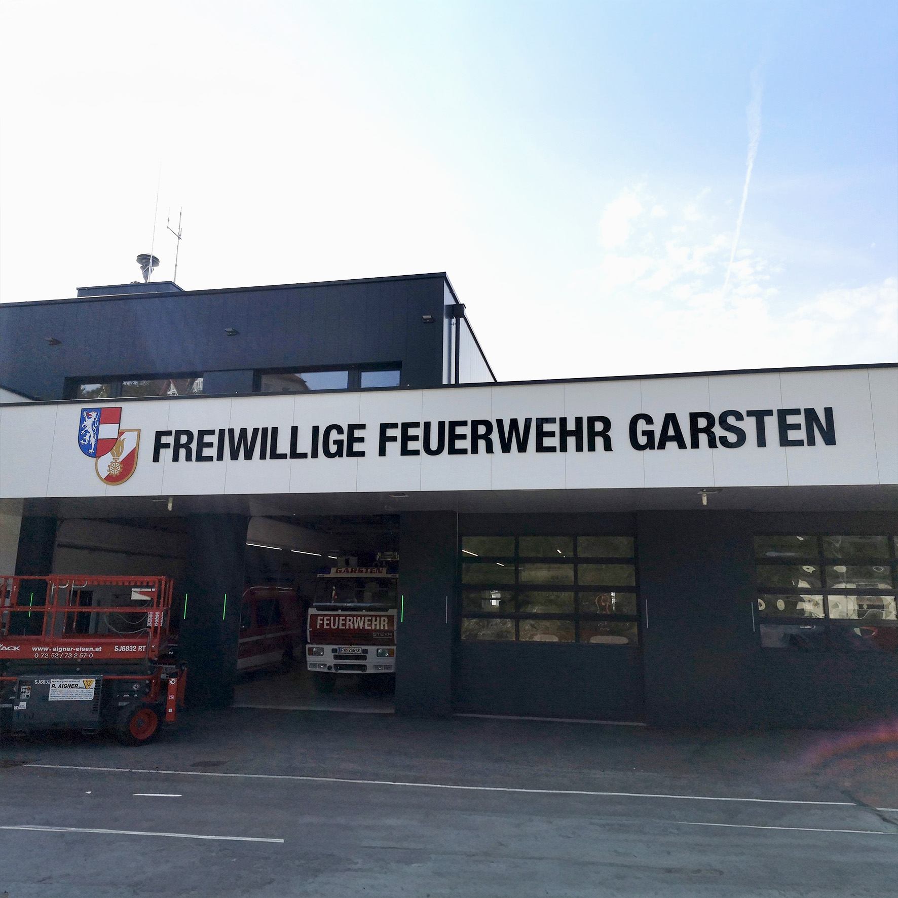 Fassade mit großformatigen Acrylbuchstaben als Schriftzug