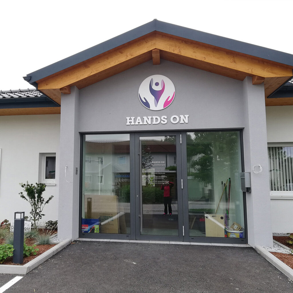 Individuell bedrucktes Acryllogo mit Fräsbuchstaben für kreative Gestaltung