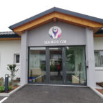 Individuell bedrucktes Acryllogo mit Fräsbuchstaben für kreative Gestaltung