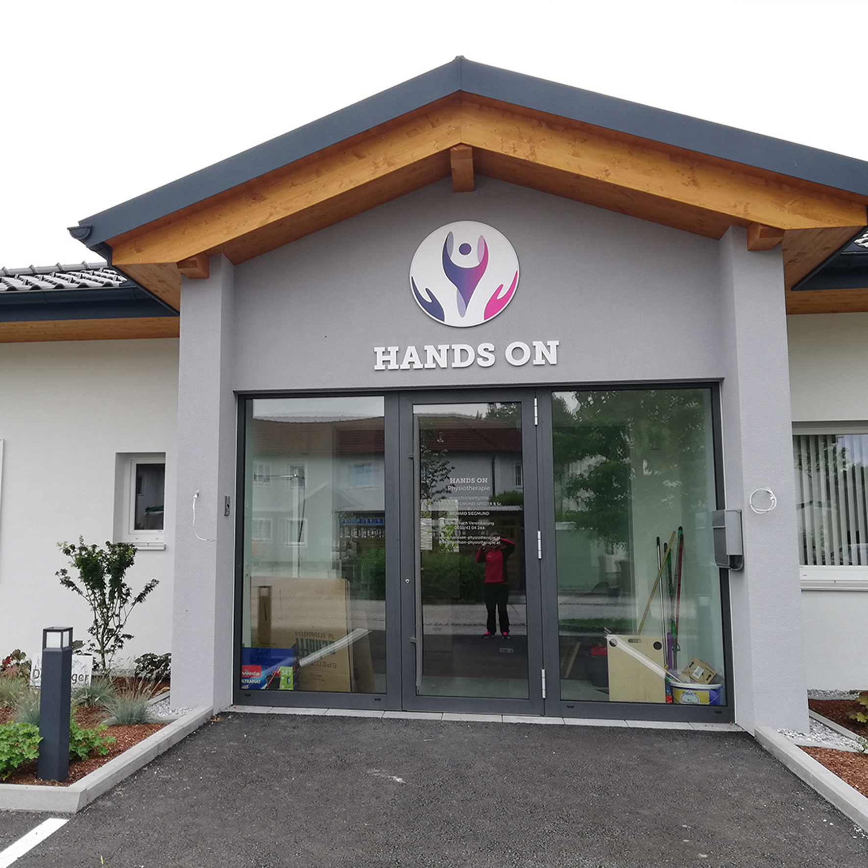 Individuell bedrucktes Acryllogo mit Fräsbuchstaben für kreative Gestaltung