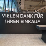 Acrylbuchstaben mit glänzender Oberfläche als moderne Wandbeschriftung