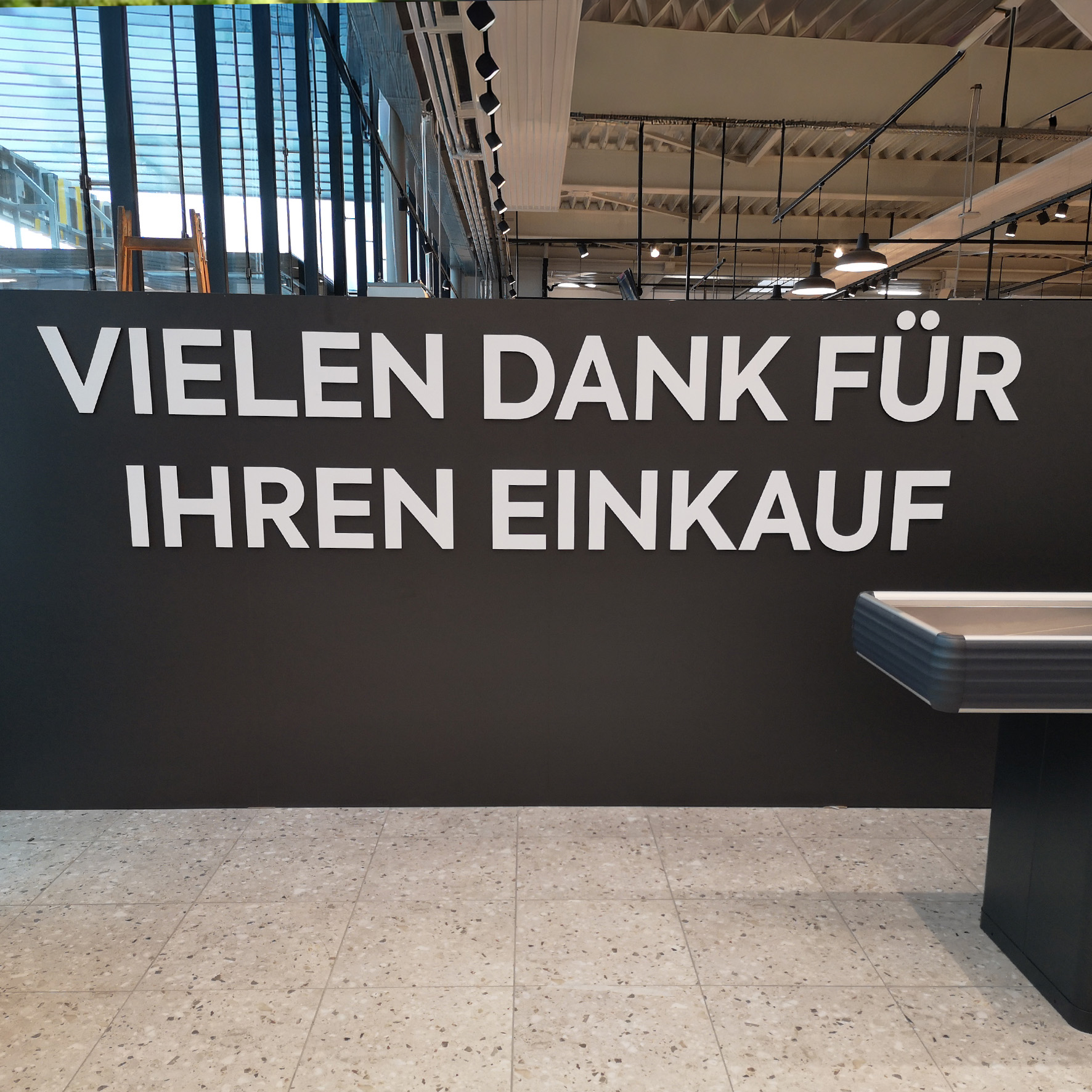 Acrylbuchstaben mit glänzender Oberfläche als moderne Wandbeschriftung