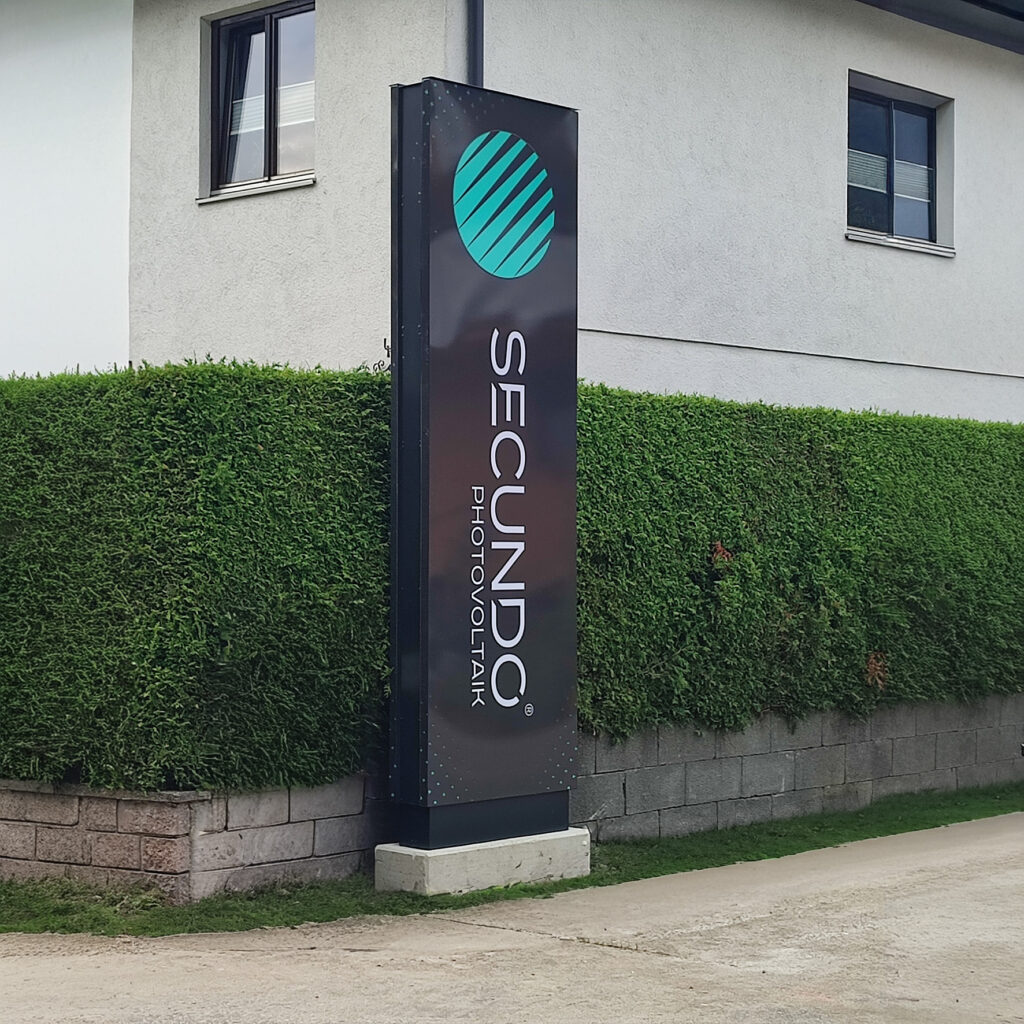 Werbepylon mit Acrylglasfront und LED-Beleuchtung für Außenwerbung