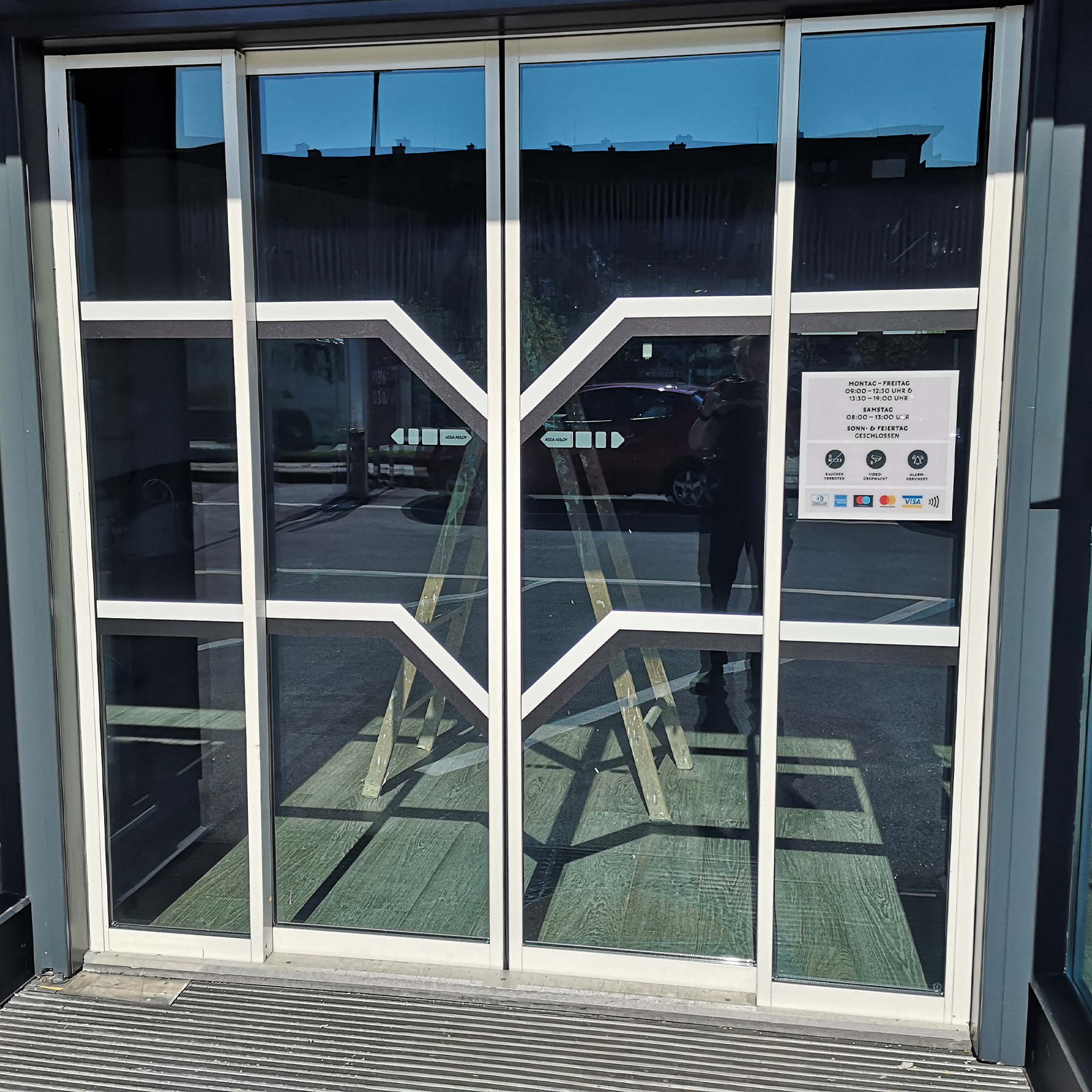 Eingangstür mit Anlaufschutz zur Erhöhung der Sichtbarkeit