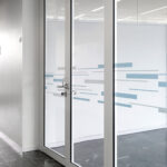 Glasfläche in öffentlichen Gebäude mit transparentem Anprallschutz zum Schutz vor Anläufen