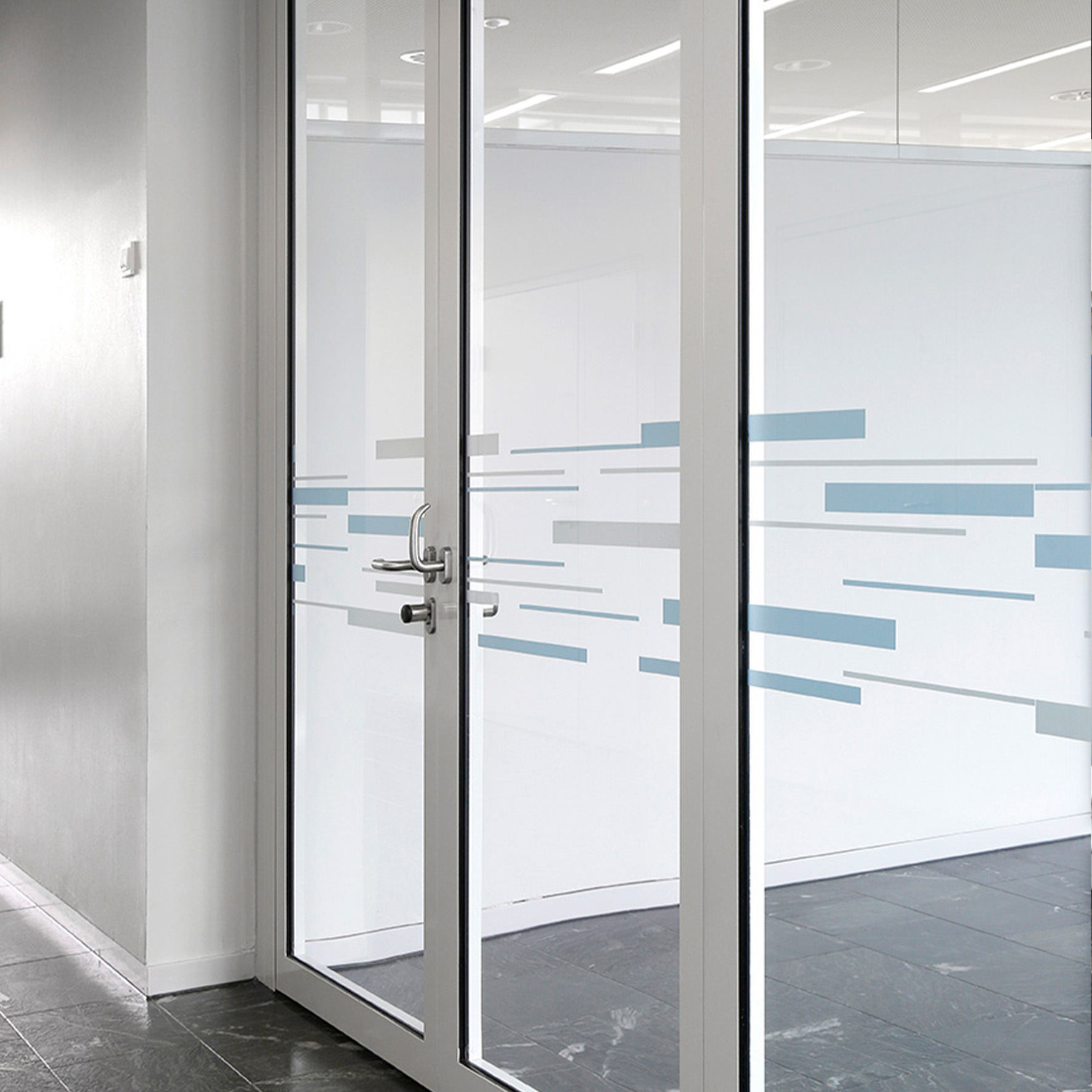 Glasfläche in öffentlichen Gebäude mit transparentem Anprallschutz zum Schutz vor Anläufen