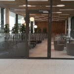 Eingangsbereich mit Anlaufschutz für erhöhte Sichtbarkeit und Sicherheit