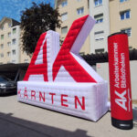 Großes aufblasbares Logo neben pneumatischer Säule
