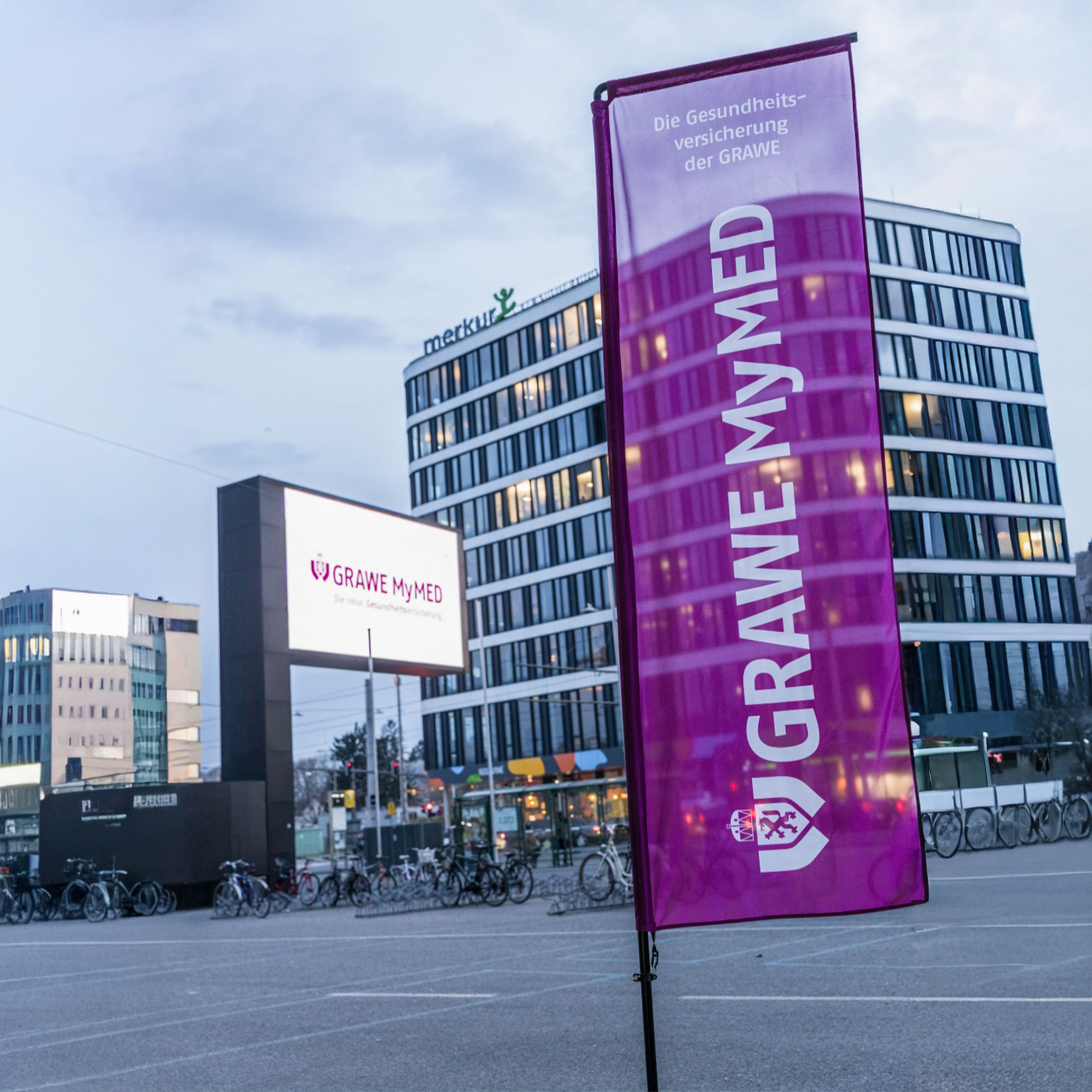 Outdoor Beachflag Square mit Firmenlogo auf Firmengelände