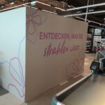 Großflächige Mauerverklebung im Innenbereich als Beschriftung