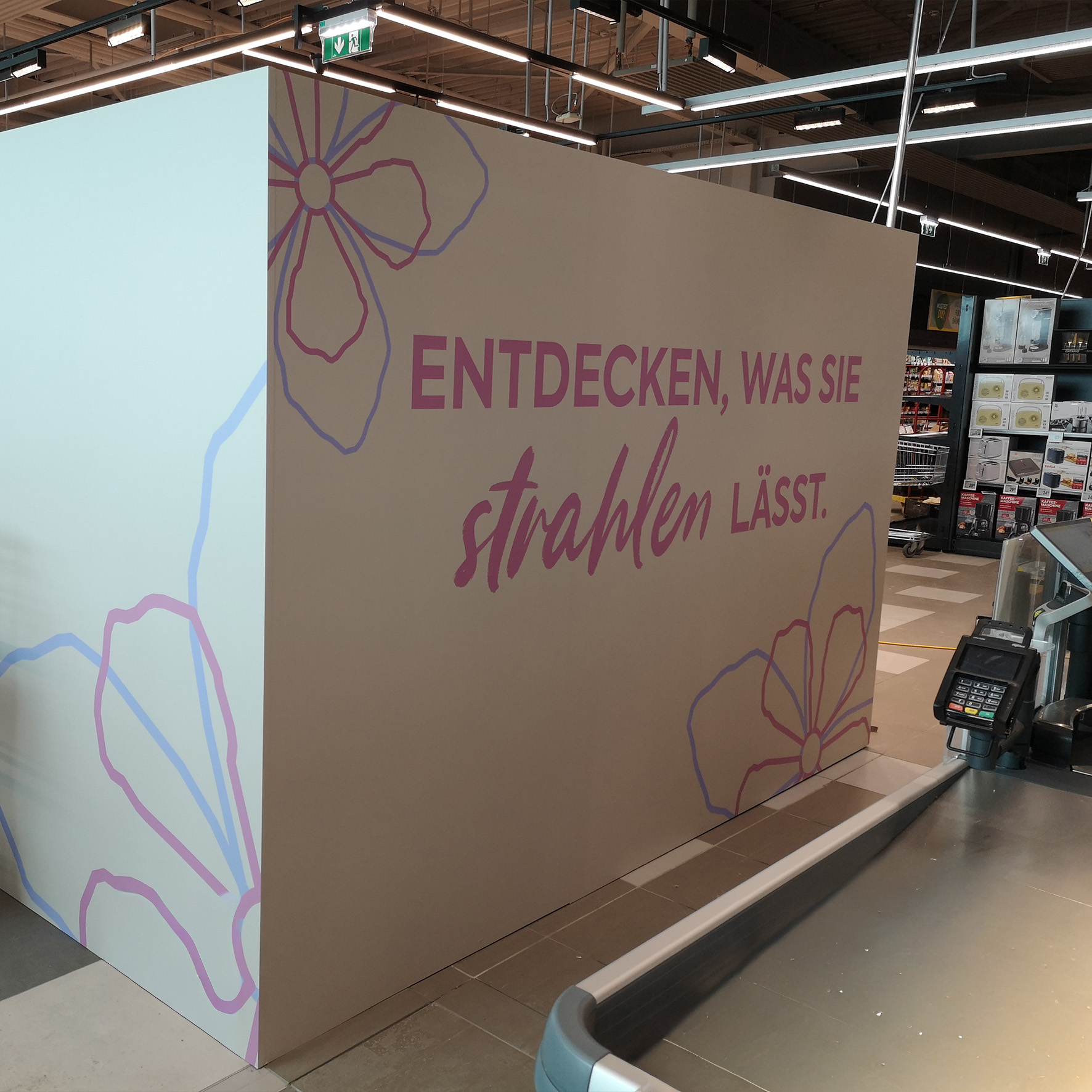 Großflächige Mauerverklebung im Innenbereich als Beschriftung