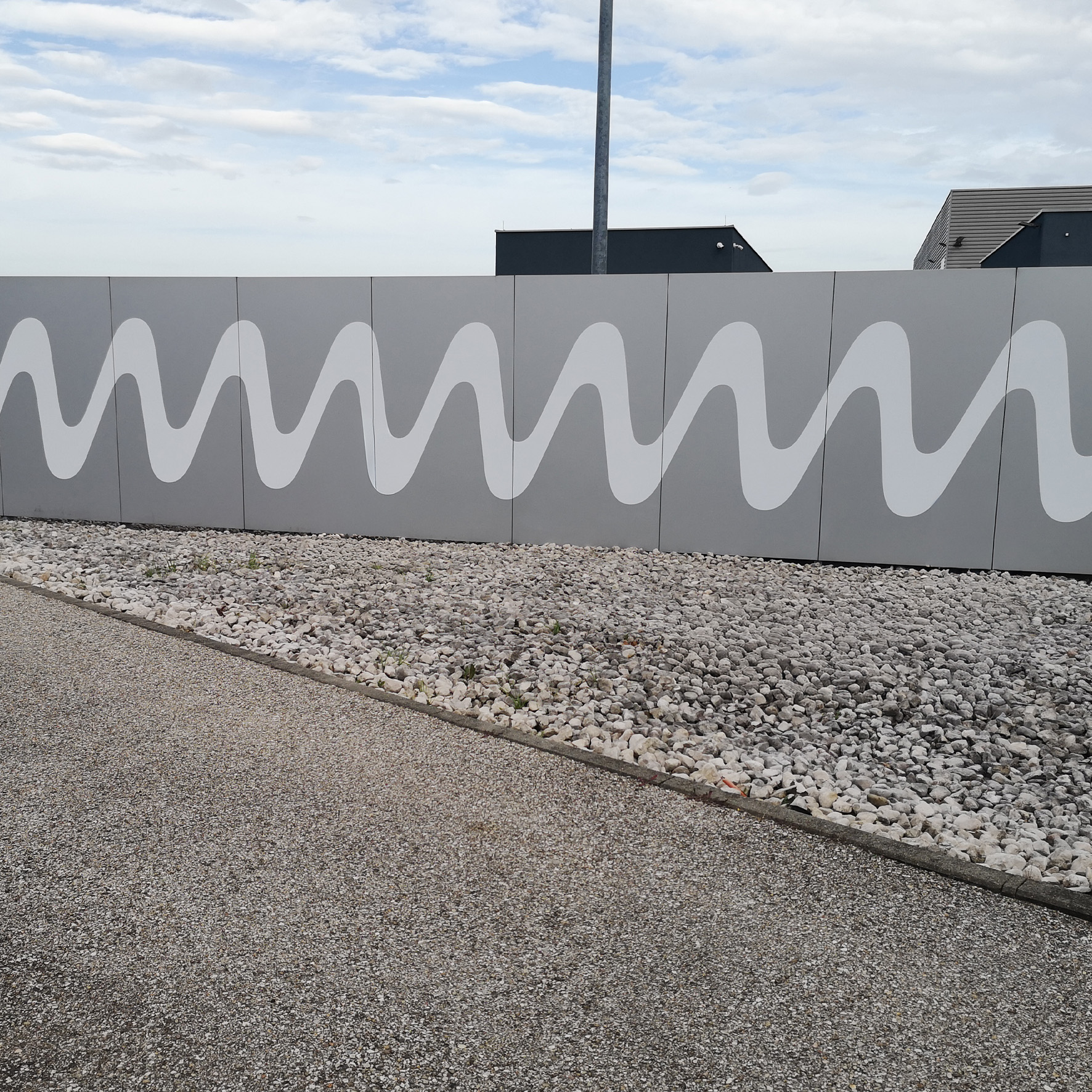 geschnittene Folie auf Mauer verklebt für lange Haltbarkeit im Außenbereich