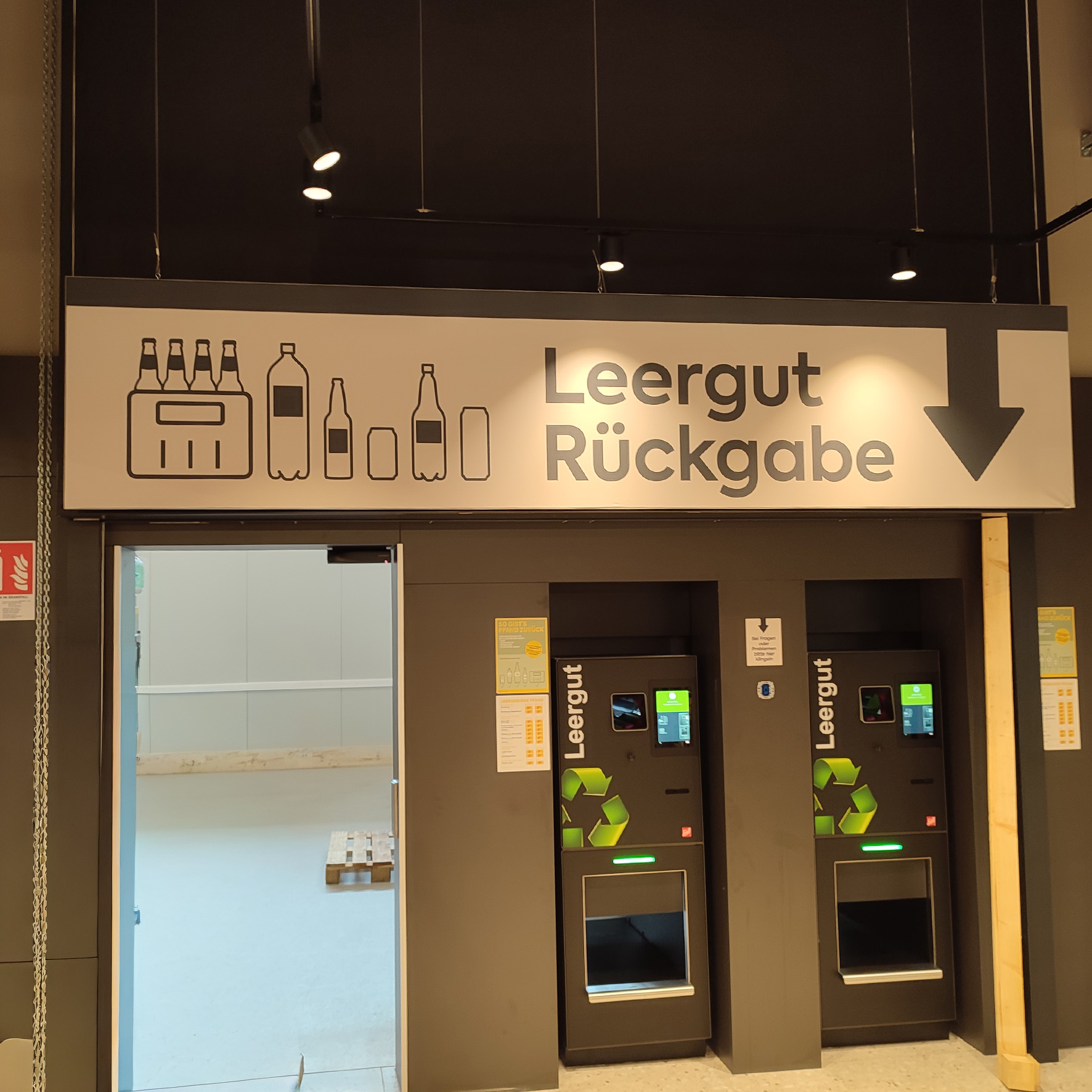 Deckenhänger als Wegweiser im Geschäft