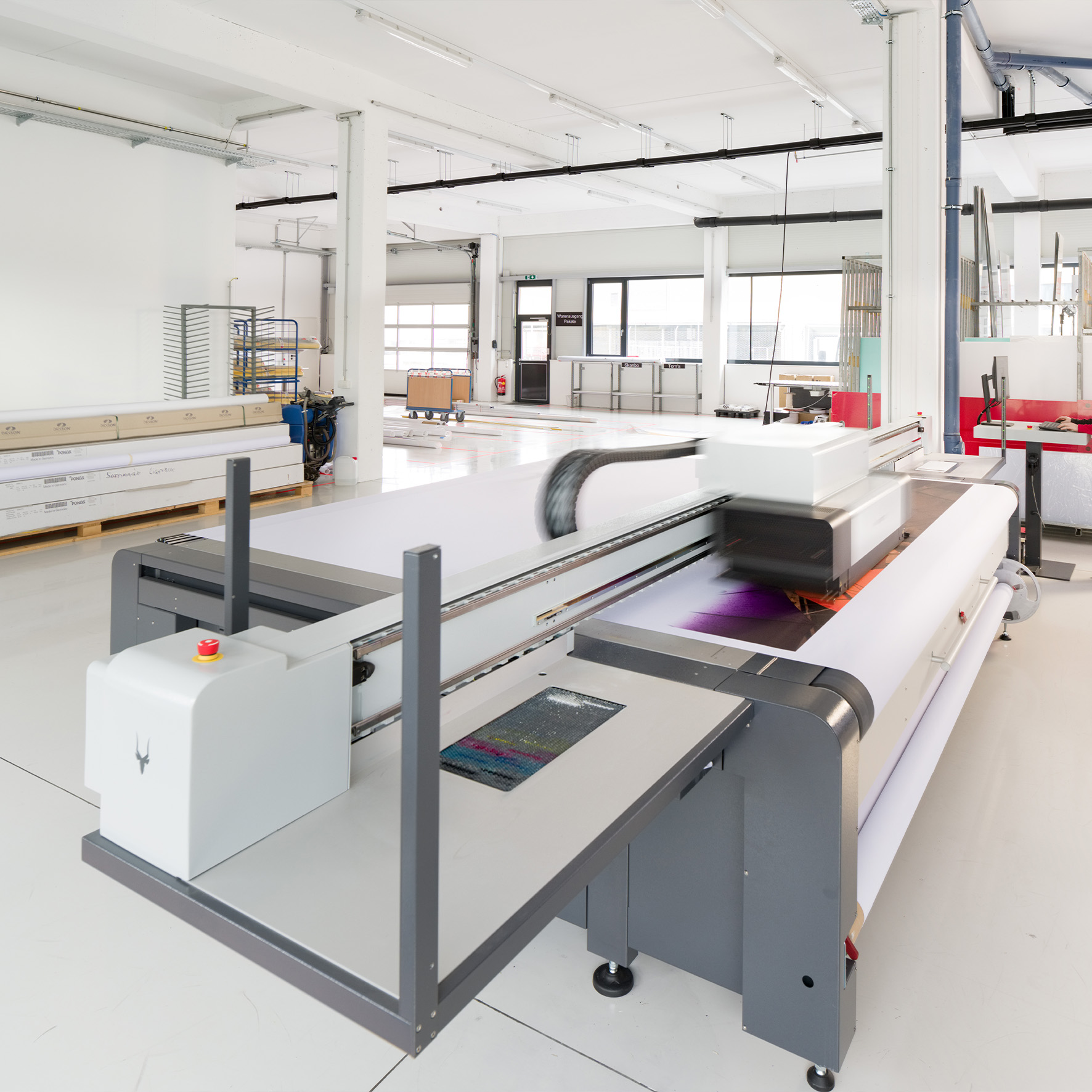 Digitaldruckmaschine beim Drucken von textilen Bespannungen