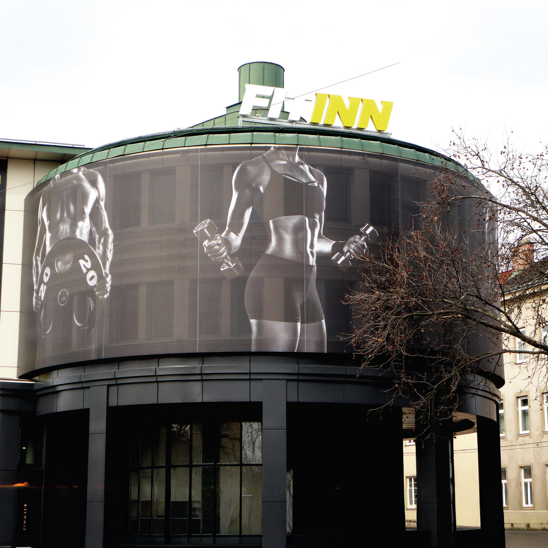 Architektonische Fassadenverkleidung mit halbtransparenter Mesh-Plane