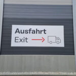 Parkplatzbeschriftung mit Piktogramm zur Orientierung