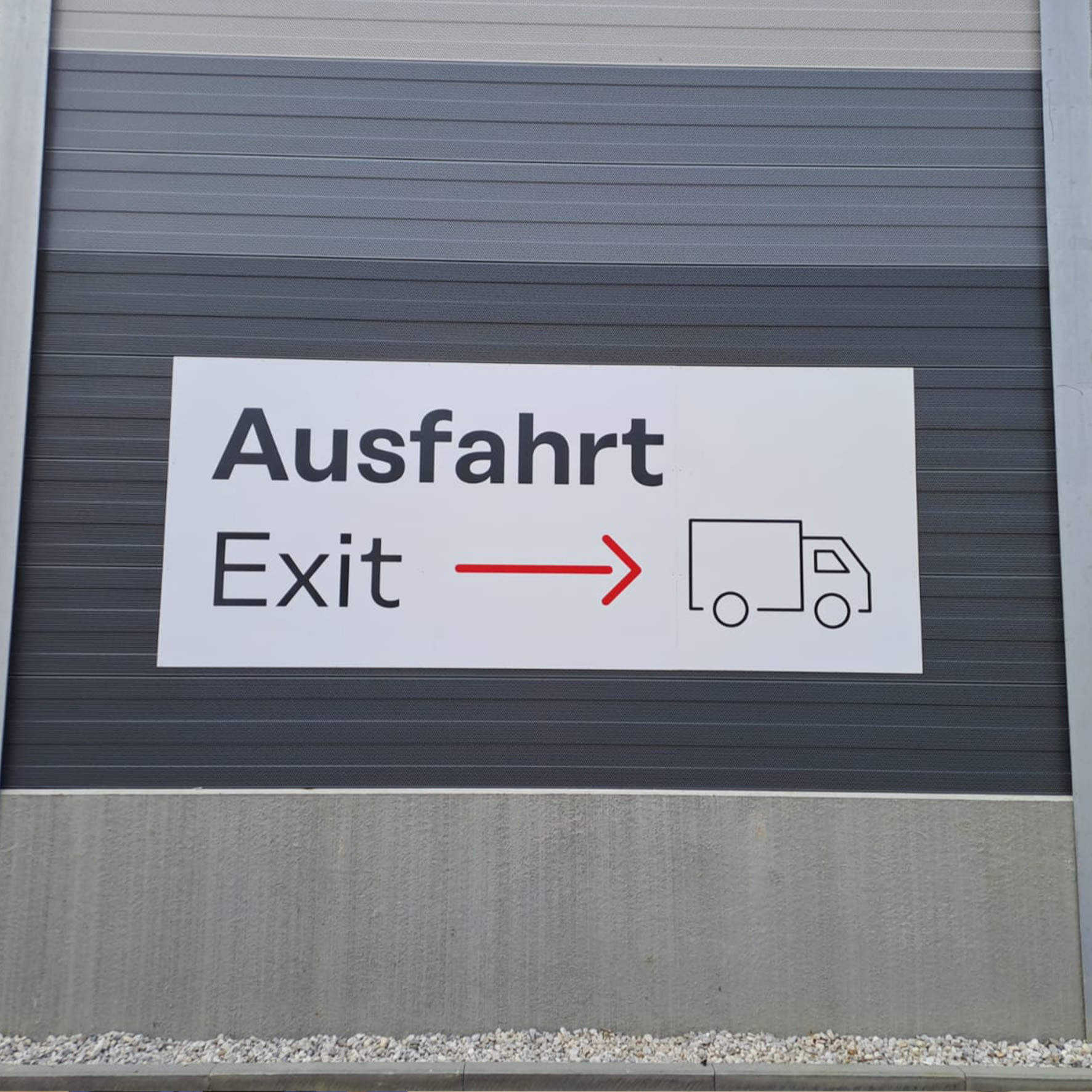 Parkplatzbeschriftung mit Piktogramm zur Orientierung