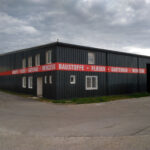 Wetterfestes Fassadenschild mit brillanter Farbwiedergabe im Außenbereich